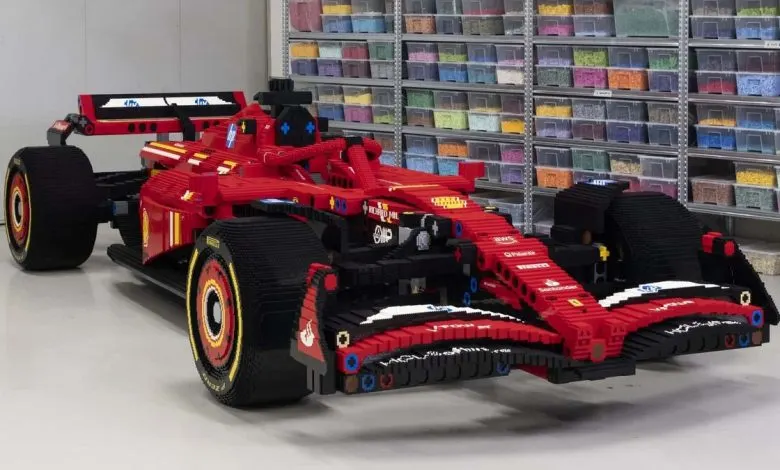 FERRARI F1 LEGO: LA SF-24 IN SCALA 1:1 ESPOSTA A MILANO