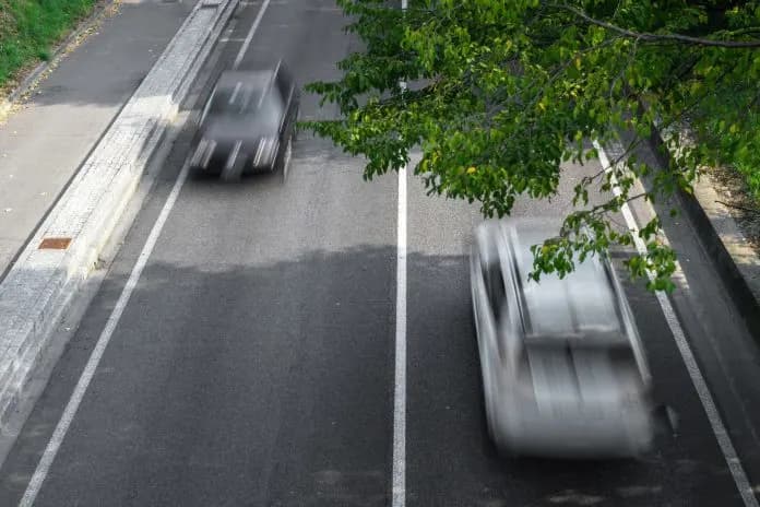 Lampeggiare per segnalare autovelox o polizia, quando è legale?