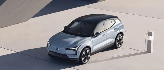 Volvo assembla la compatta EX30 in Belgio per aggirare i dazi UE