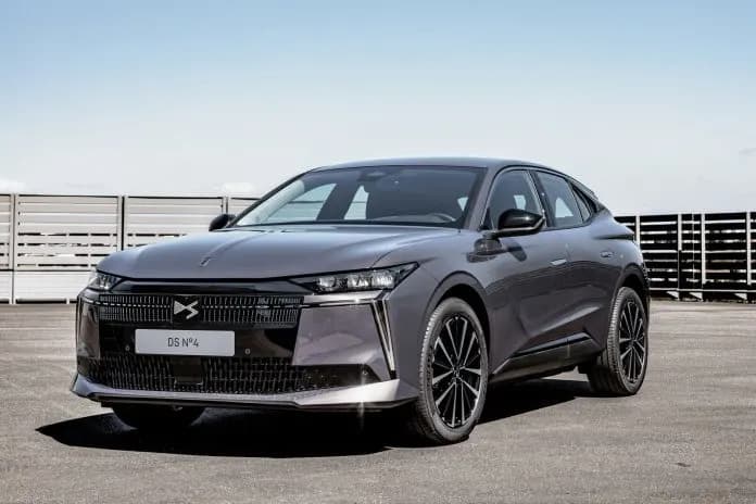 DS N°4, la nuova compatta di segmento C elegante e sportiva