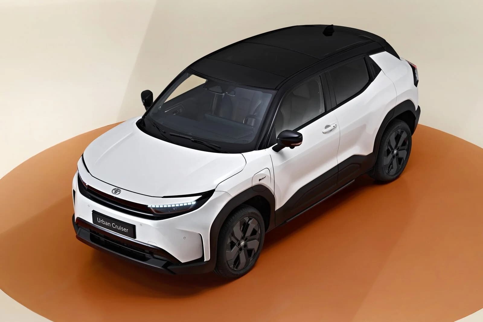 Toyota Urban Cruiser, il B-Suv a batteria, fratello della Suzuki eVitara