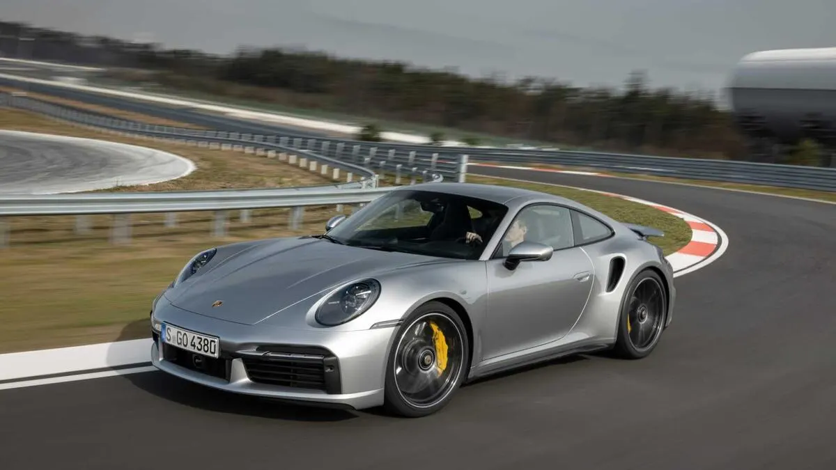 Porsche 911 Turbo S con una leggerissima tecnologia T-Hybrid con sistema ad alta tensione