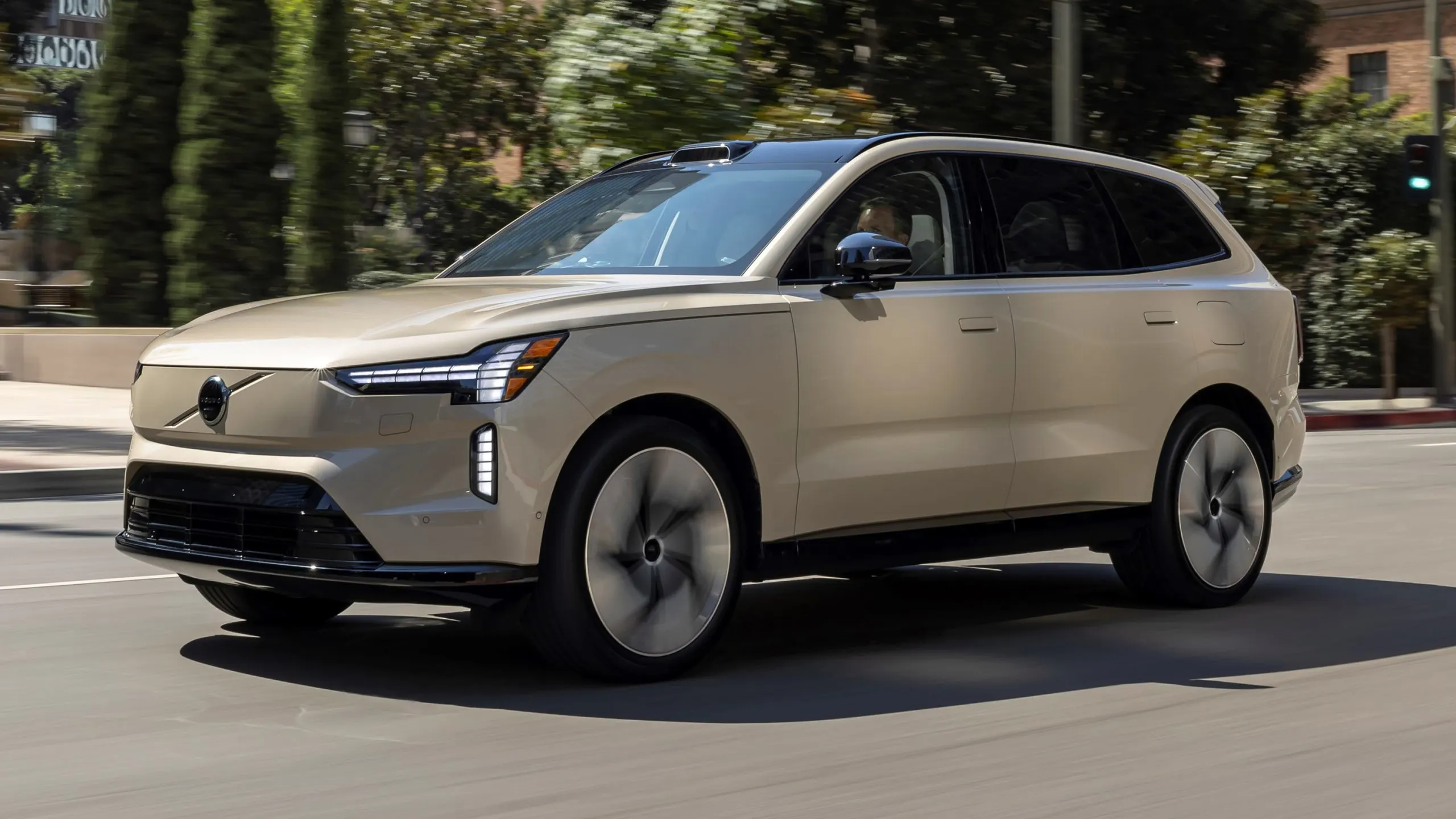 Volvo, la strategia dell’elettrificazione della casa svedese prosegue con la EX60