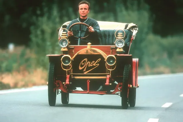 Opel “Doktorwagen”: Un balzo nel tempo, quando l’auto era pura magia