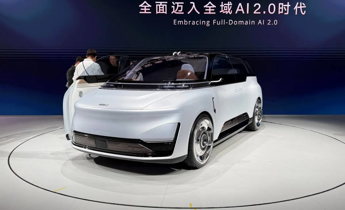 Geely Eva Cab, il robotaxi senza volante che paga l’autostrada da solo