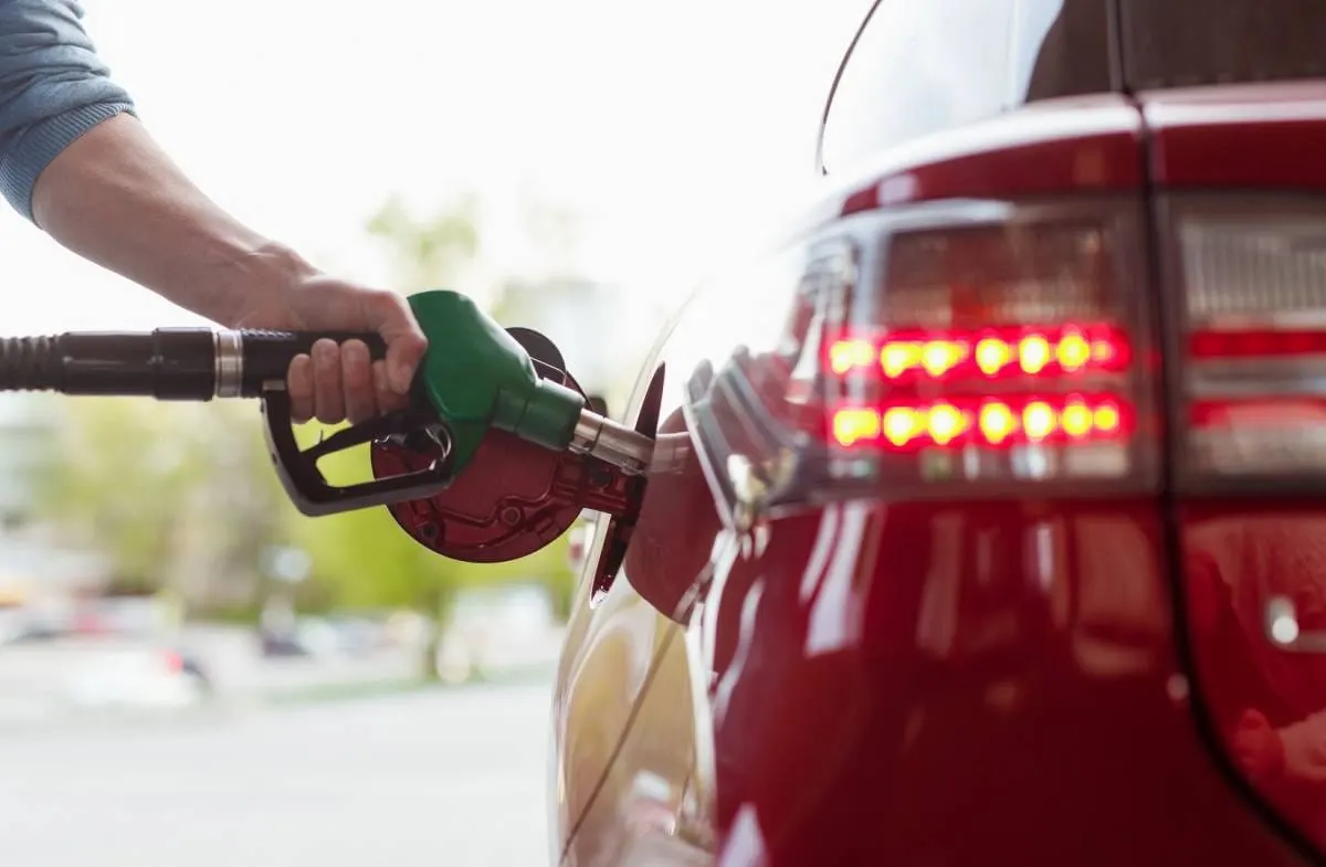 Accise prorogate e sconto dimezzato sul diesel: cosa cambia per chi fa il pieno