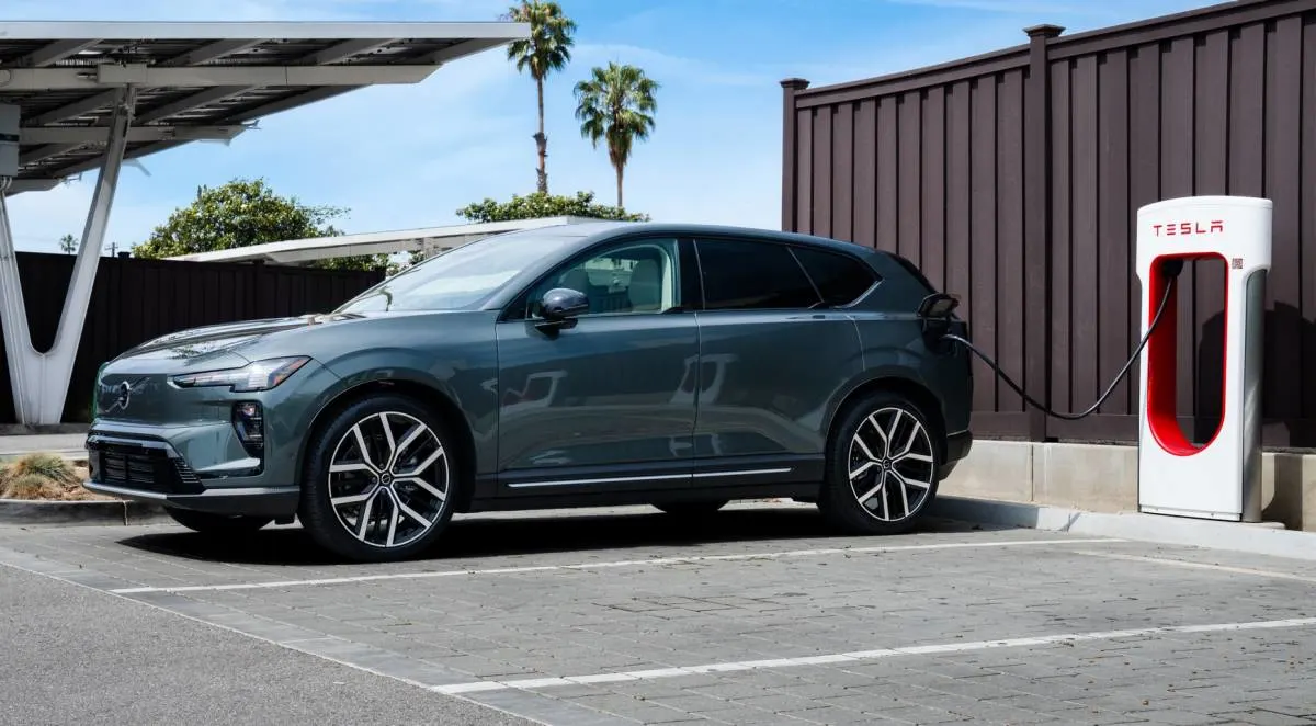 Le Volvo si ricaricano ai Supercharger Tesla: svolta anche in Italia