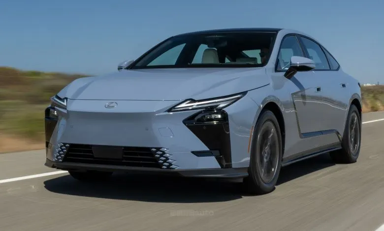 Nuova Lexus ES 2026: dimensioni, interni, motori ibridi ed elettrici, prezzo
