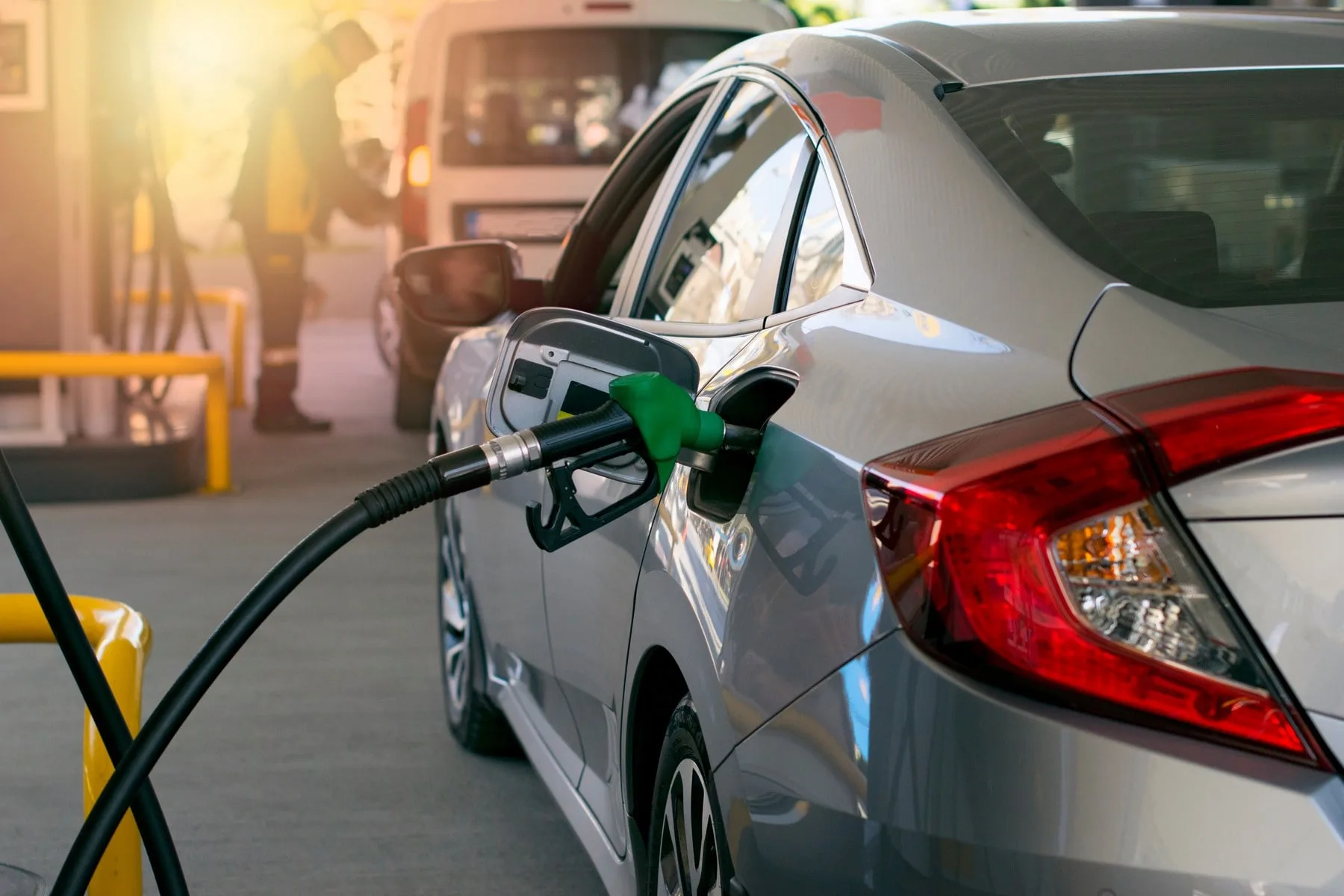 Prezzi carburanti, benzina e diesel in calo: giù anche le quotazioni dei prodotti raffinati