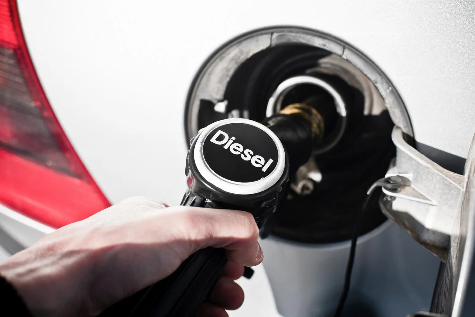 Lo sconto del governo non basta: il diesel resta sopra i 2 euro al litro