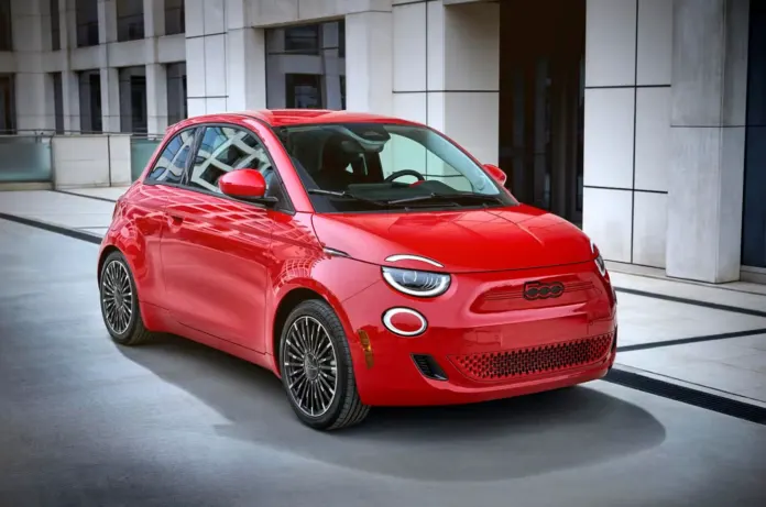 Fiat 500e, il rilancio passa da Mirafiori: nuove batterie dal 2027 e una generazione completamente rinnovata nel 2030