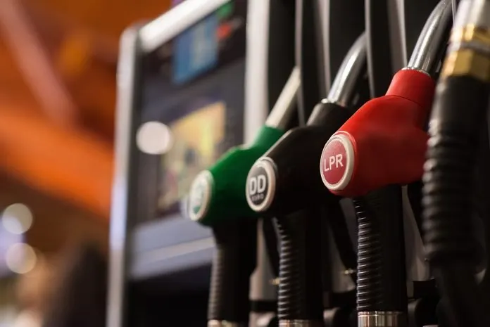 L’app del Governo promette di trovare benzina e diesel meno cari, ma non convince: i problemi e le alternative migliori