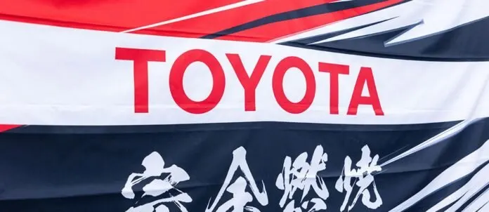 Toyota resta il primo costruttore al mondo, ma rallenta: ibride ed elettriche da record non compensano il crollo in Cina