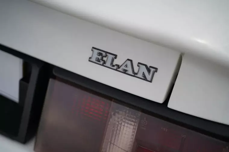 L’anno in cui Lotus perse la testa (e inventò il capolavoro Elan M100)