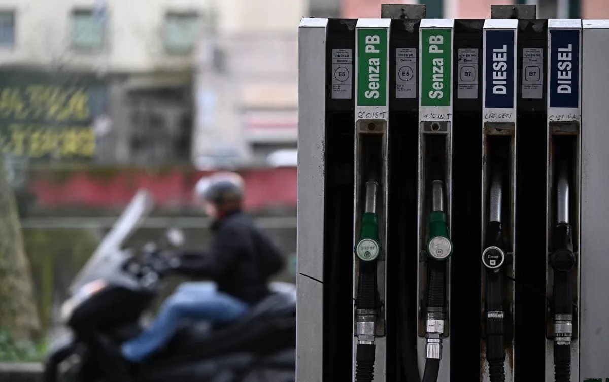 Il diesel continua a scendere, la benzina risale: i nuovi prezzi dei carburanti