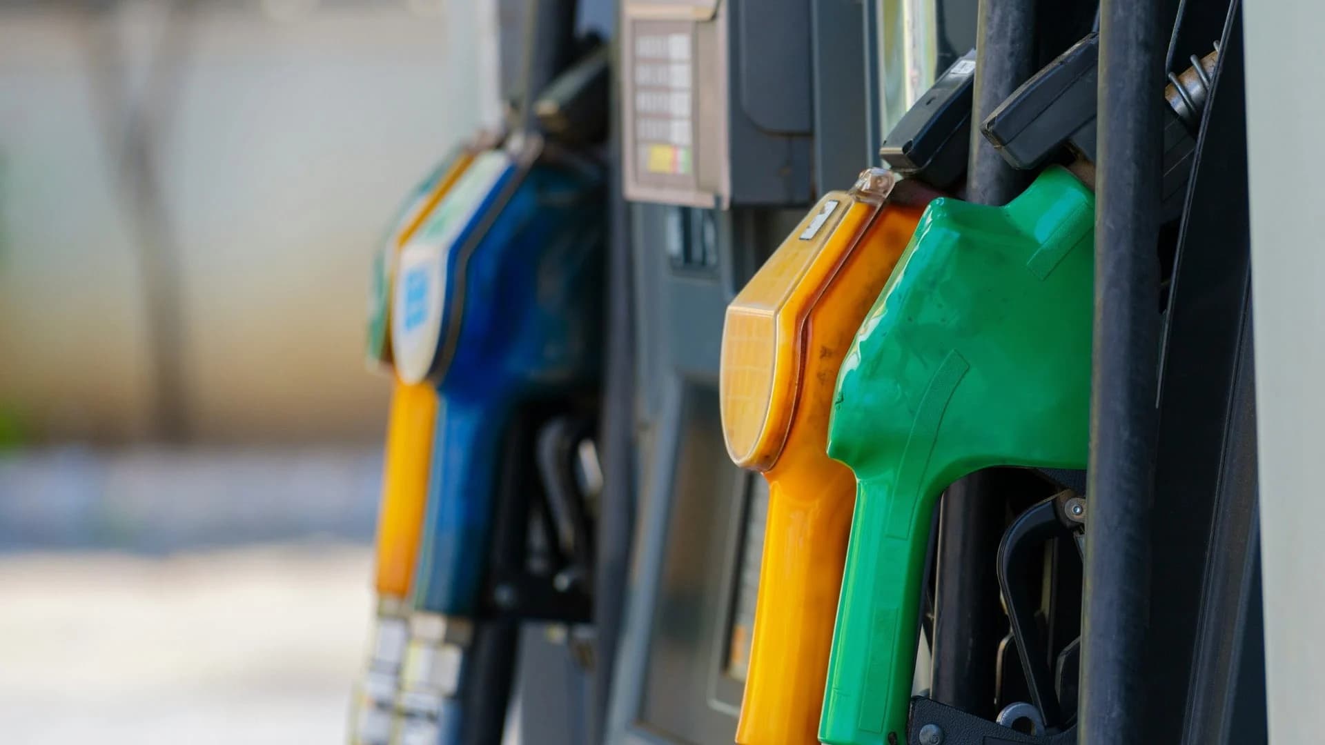 Benzina, nuova stangata: la verde arriva a quota 2,022 euro al litro